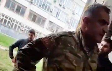«Вы позорите русское оружие!»: гауляйтер Южной Осетии сорвался на бунтующих «мобиков»