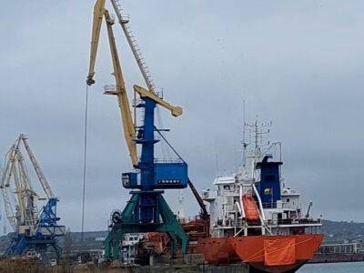 В порту в оккупированном Россией Крыму иностранное судно прячет свое название под брезентом – СМИ. Фото