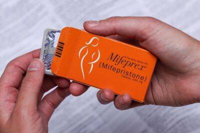Министр здравоохранения США назвал решение о запрете таблеток для аборта "не американским"