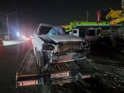 В Ташкенте произошло очередное страшное ДТП. Один из автомобилей ехал на такой скорости, что после столкновения погнул фонарный столб. Видео