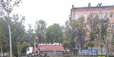 Оккупанты укрепляют оборону вокруг Мариуполя: Андрющенко показал фото грузовиков с «зубами дракона»