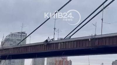 В Киеве с автомобиля на Северном мосту шубовснул в воду железный гараж