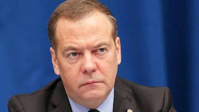 Дмитрий Медведев раскритиковал Twitter за блокировку англоязычной версии его аккаунта