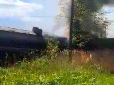 В Брянской области сошел с рельсов и загорелся поезд с нефтью. Власти подтвердили взрыв на путях