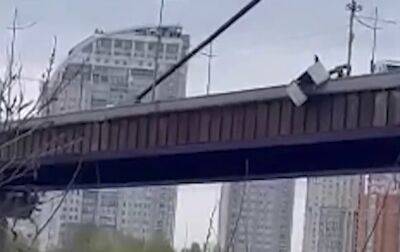 В Киеве водитель сбросил железный гараж в Днепр