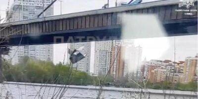 Свалилась с грузовика. В Киеве на Северном мосту в Днепр упала металлическая конструкция — видео