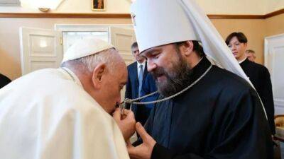 Папа Римский встретился с митрополитом Иларионом и поцеловал его панагию