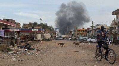 Судан: столица страны Хартум подверглась авиаударам, несмотря на перемирие; тысячи людей ждут эвакуации
