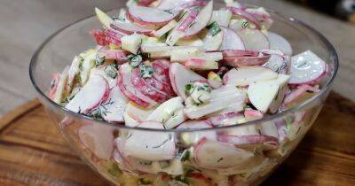 Весеннее настроение: рецепт салата из крабовых палочек, редиса и помидор