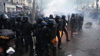 782 тысячи человек вышли на улицы Франции, более 60 человек задержаны