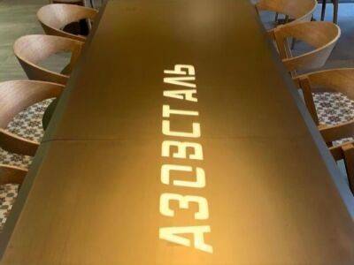 В киевском кафе разместили столик с надписью "Азовсталь", но после критики в сети убрали его