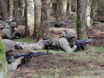 Генштаб показал, как норвежские инструкторы учат украинских военных ведению боя в лесу. Фото