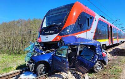 В Польше поезд врезался в авто: среди погибших есть ребенок