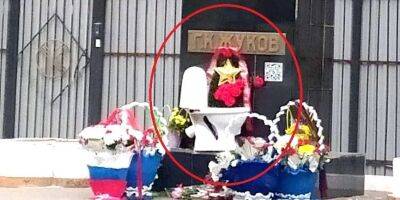 В Казахстане у памятника Жукову 9 мая установили унитаз — фото