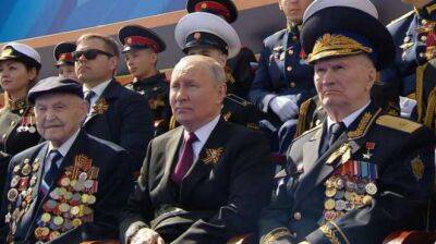 Журналисты раскопали правду о «ветеранах», которые сидели рядом с Путиным на параде Победы