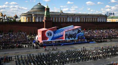 Разведка Британии объяснила малое количество техники на параде в Москве