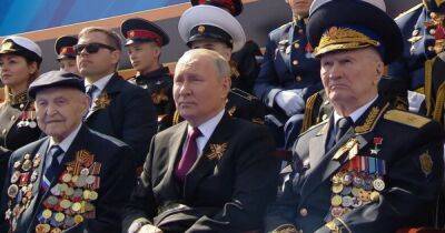 КГБшник и НКВДист, которые не воевали: СМИ опознали "ветеранов" рядом с Путиным на параде победобесия