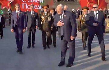 Лукашенко не смог выдавить из себя ни слова, когда уходил с площади Победы в Минске