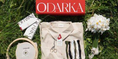 Ко Дню матери. Бренд ODARKA выпустил новую лимитированную коллекцию рубашек, которые можно вышить своими руками