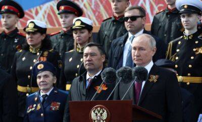 Что-то чувствует: Путин приказал отбирать у россиян сигареты и леденцы. СМИ раскрыли странные детали