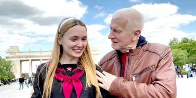 Даже поцеловал. В РФ дед на 9 мая решил приударить за «пионеркой», которая оказалась переодетым парнем — видео