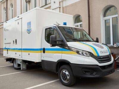 "Ускорит процесс идентификации погибших". Франция передала Украине мобильную лабораторию ДНК для работы в районах активных боевых действий