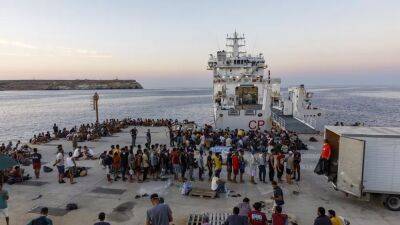 Власти Италии переводят незаконных мигрантов с Лампедузы в другие регионы страны