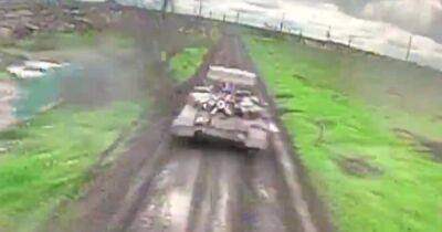 "Мангал" не помог: дрон ВСУ поразил российский танк Т-72Б3 на ходу (видео)