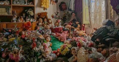 Были прокляты: мужчина показал заброшенный дом с тысячей старых кукол внутри (фото)