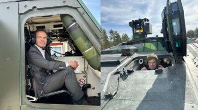 Премьер Швеции лично "протестировал" БМП CV 90, которые получила и Украина