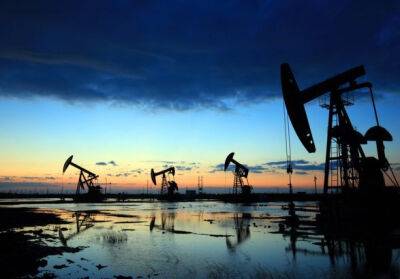 Заработок россии от нефти и газа снизился более чем на 50%