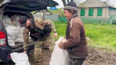 Хлеб и строительные материалы: Полицейские доставили помощь в деоккупированные поселки Луганщины