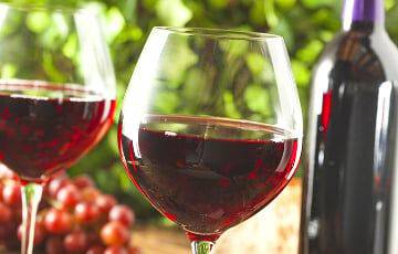 В Беларуси запретили продавать красное вино из Италии и икру из России