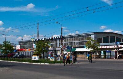 "Не протолкнуться": в сети показали, как "бойко" идет торговля на Центральном рынке в Северодонецке