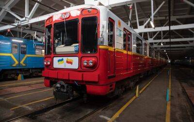 В Киев прибыла первая партия вагонов метро из Варшавы
