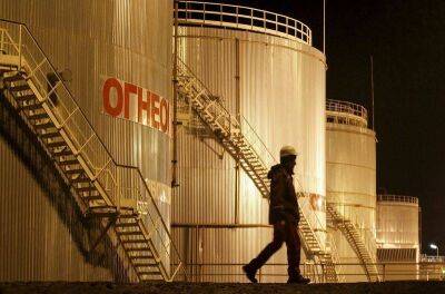 ОПЕК: Россия снизила добычу нефти в марте на 300 000 баррелей в сутки