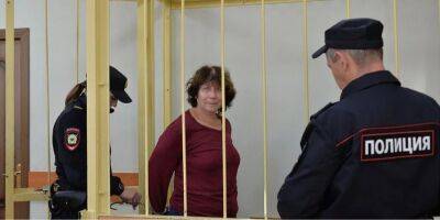 «Заберите его к себе». Женщина, которая оставила записку на могиле родителей Путина, получила два года условно