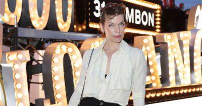 Мила Йовович в мини-шортах присоединалась к звездном списку гостей на показе Chanel