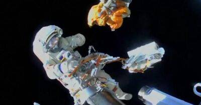 И здесь нагадили. Российские астронавты выбросили мусор во время выхода с МКС в открытый космос (видео)