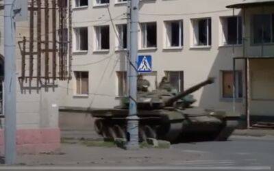 По улицам разъезжает военная техника: свежее видео из Лисичанска
