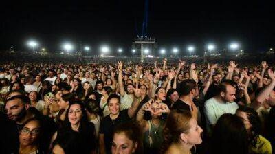 На фоне обстрелов Гуш-Дана: на концерте Авива Гефена в Тель-Авиве собрались 40 тысяч человек