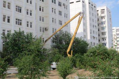 «В целях безопасности». В Ашхабаде для церемонии открытия новой многоэтажки сняли кондиционеры с соседних домов