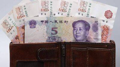 Центробанк сообщил о покупке россиянами в апреле юаней на 54,2 млрд рублей