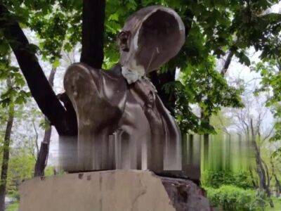 "Декоммунизация на майские". В оккупированном Мариуполе сломали голову памятнику Ленина