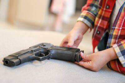 Житель Тайбе учил 4-летнего племянника стрелять из пистолета
