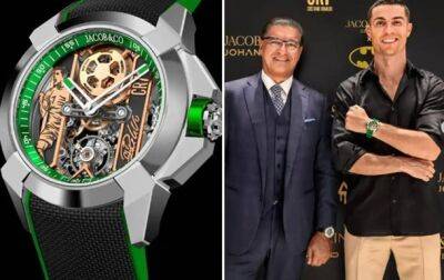 Роналду получил в подарок драгоценные часы с собственным изображением