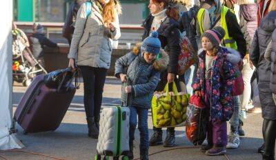 Поток украинских беженцев в Латвии стабилизируется