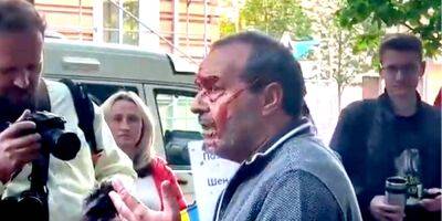 Вступался за оккупантов. Проукраинские активисты проучили российского публициста Шендеровича — видео
