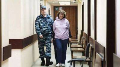 "Воспитали урода и убийцу": суд наказал россиянку, которая оставила записку на могиле родителей путина