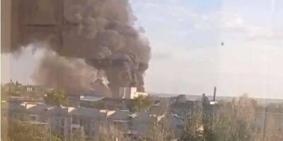 В оккупированном Луганске произошли взрывы, поднялся столб черного дыма — видео